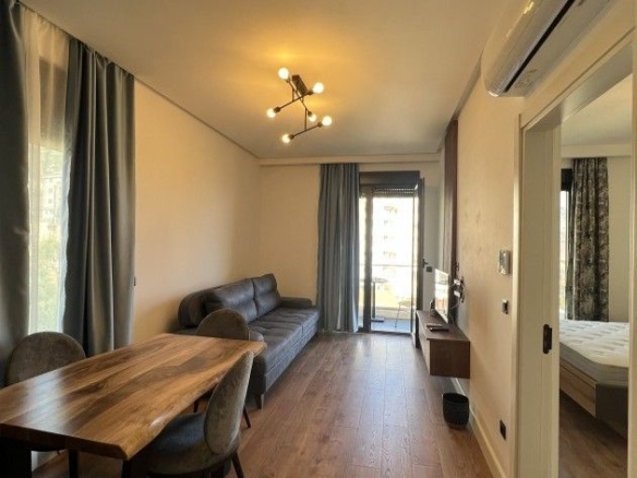 Izdavanje jednosobnog apartmana sa pogledom na more i garažnim mestom u kompleksu sa bazenom – Dugoročni zakup,Dostupno od 15.09.2026