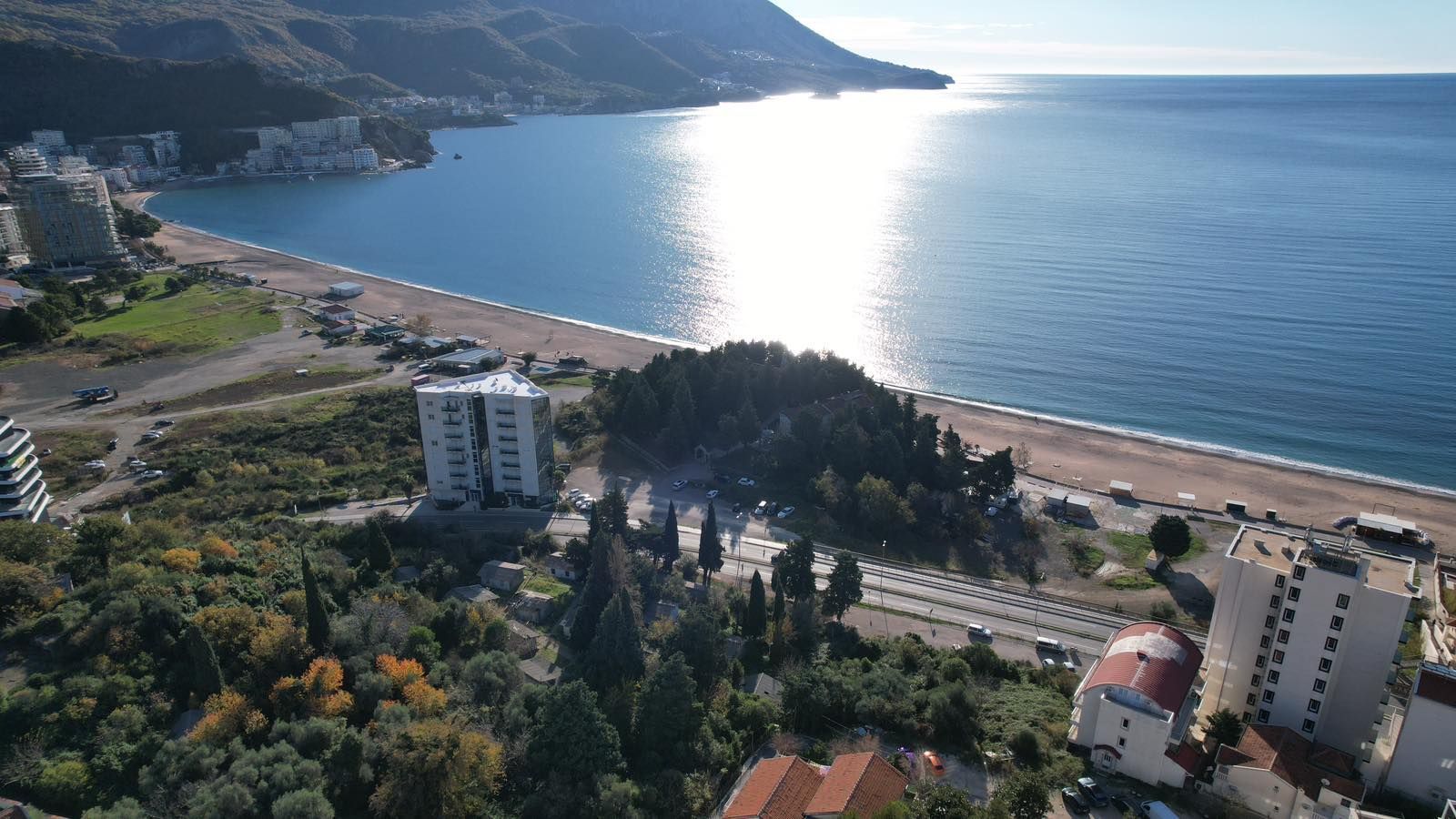 bd3565c4-89d4-46a2-b1ea-047bf5ef526b Plac 250 m² – Bečići, Budva