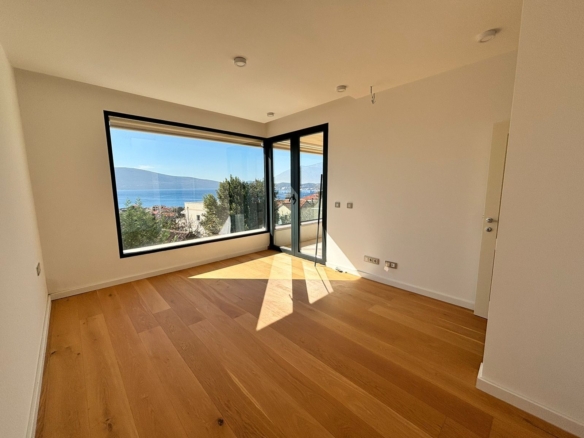 Dvosoban Dupleks 101,5m² sa Panoramskim Pogledom, Parking Mestom i Bazenom u Modernom Kompleksu – Donja Lastva, Tivat