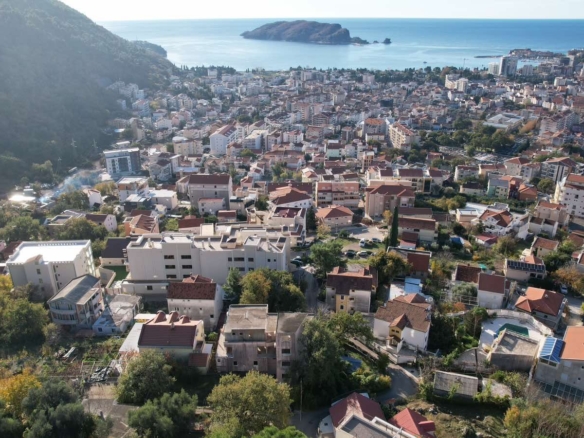 Nedovršena zgrada sa pogledom na more u Budvi, naselje Lazi