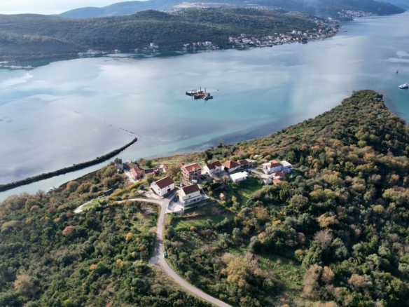 Urbanizovan plac s pogledom na more u Mrčevcu, Tivat — fotografija 2