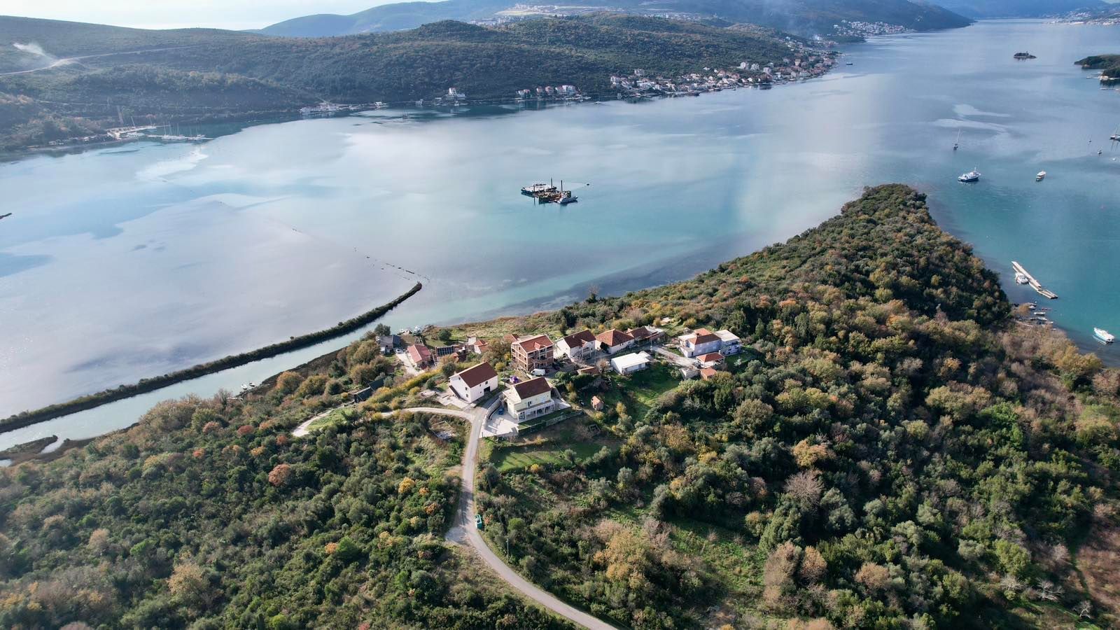 34f4c85b-2842-48de-8882-b34543ca0e21 Urbanizovan plac s pogledom na more u Mrčevcu, Tivat — fotografija 2