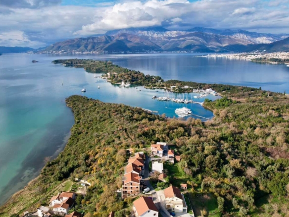 Urbanizovan plac s pogledom na more u Mrčevcu, Tivat — fotografija 3