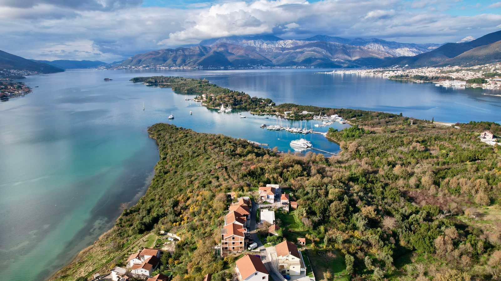 fcc5ef41-ba7d-4380-a7c5-036b40df4df0 Urbanizovan plac s pogledom na more u Mrčevcu, Tivat — fotografija 3