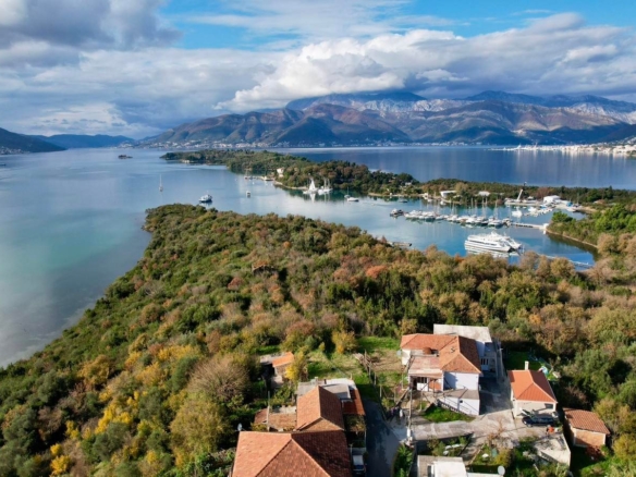 Urbanizovan plac s pogledom na more u Mrčevcu, Tivat — fotografija 4