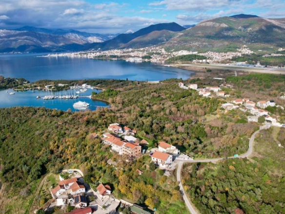 Urbanizovan plac s pogledom na more u Mrčevcu, Tivat — fotografija 6