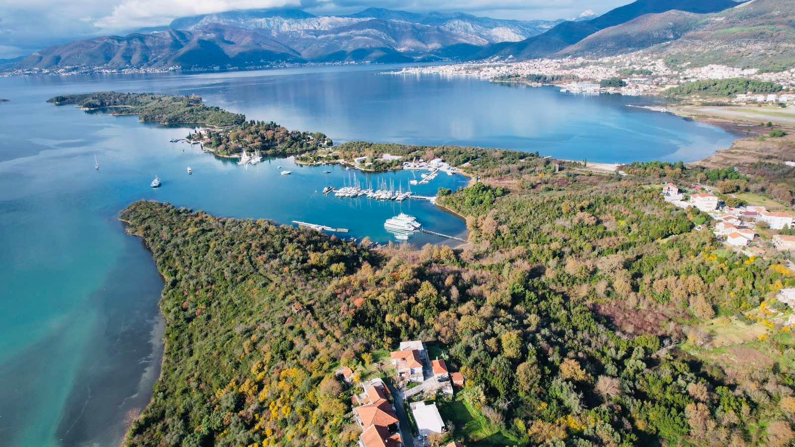 cfc9d7a6-698f-4e88-8f12-2948881ae0fe Urbanizovan plac s pogledom na more u Mrčevcu, Tivat — fotografija 12