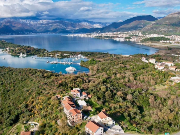 Urbanizovan plac s pogledom na more u Mrčevcu, Tivat — fotografija 13