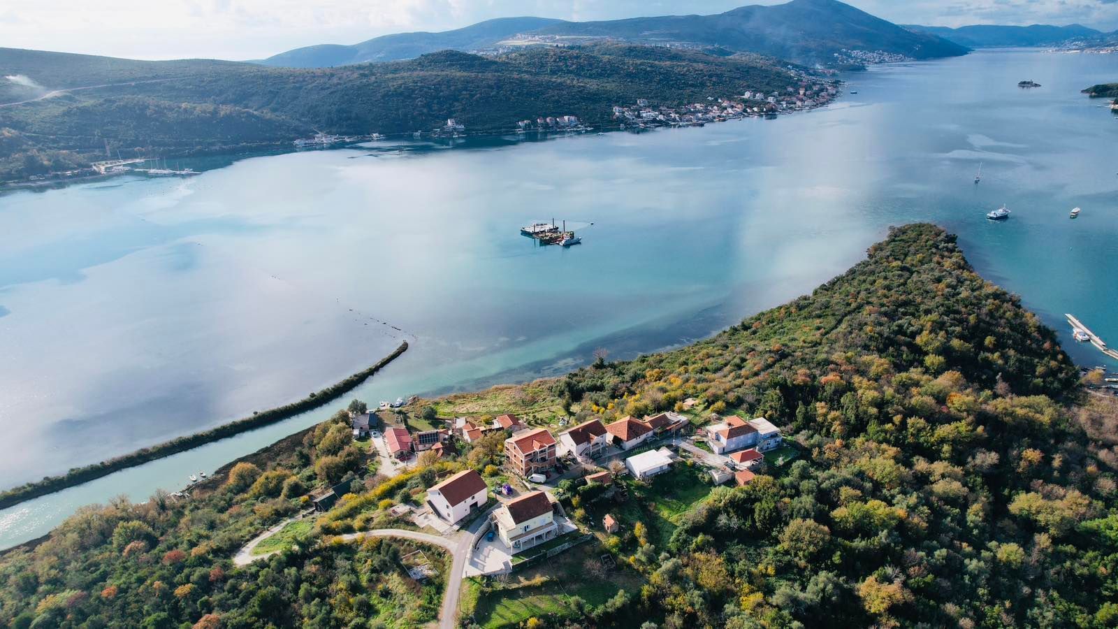 a93cbbf2-d280-4f08-a27f-5d54faa26f58 Urbanizovan plac s pogledom na more u Mrčevcu, Tivat — fotografija 14
