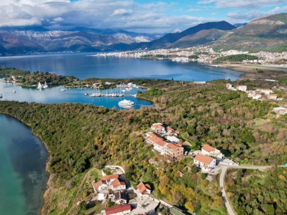 Urbanizovan plac s pogledom na more u Mrčevcu, Tivat — fotografija 16