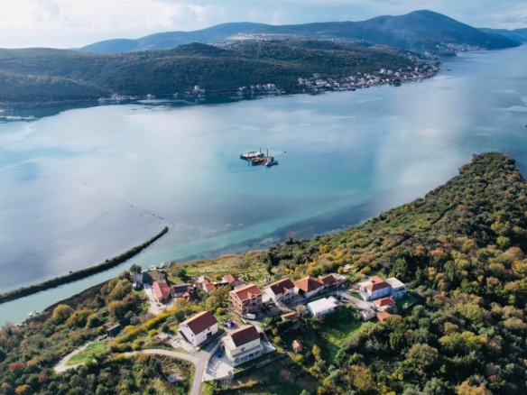 Urbanizovan plac s pogledom na more u Mrčevcu, Tivat — fotografija 17
