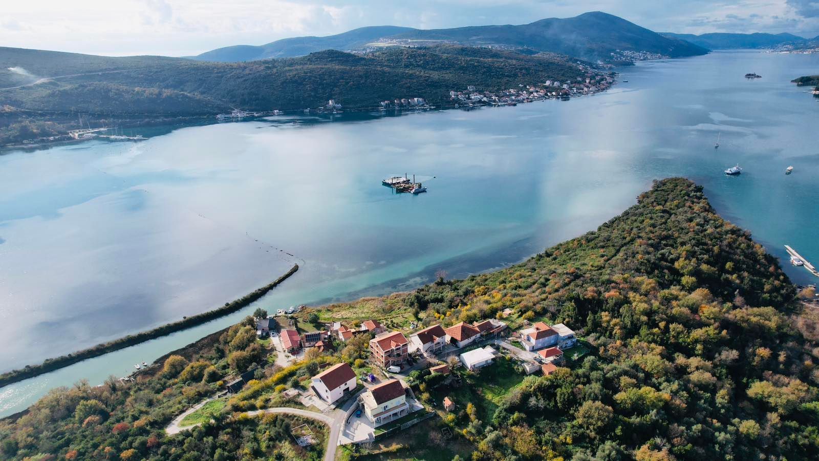 c573533b-001a-4b31-9a7b-a093505f08ca Urbanizovan plac s pogledom na more u Mrčevcu, Tivat — fotografija 17