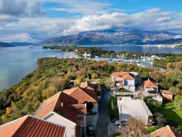 Urbanizovan plac s pogledom na more u Mrčevcu, Tivat — fotografija 18