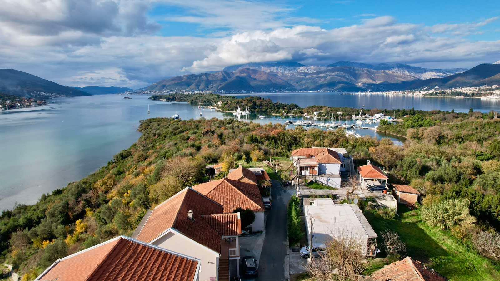 036a7102-0180-43c4-8a5a-3990143f6a9a Urbanizovan plac s pogledom na more u Mrčevcu, Tivat — fotografija 18