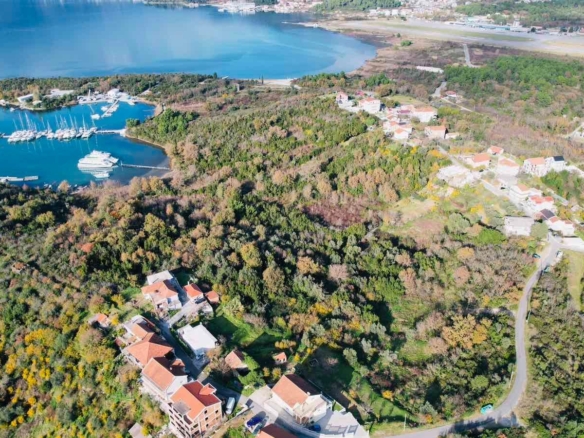 Urbanizovan plac s pogledom na more u Mrčevcu, Tivat — fotografija 19