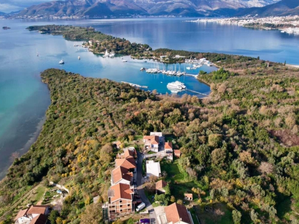 Urbanizovan plac s pogledom na more u Mrčevcu, Tivat — fotografija 21