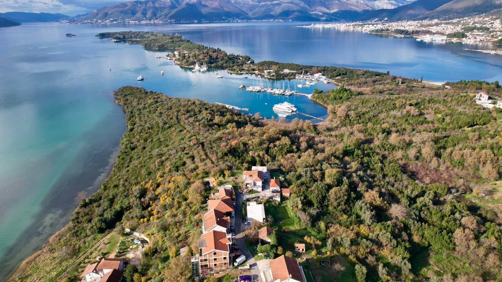 2c32fb7d-55d9-4618-a99c-dfa4ecec7fbc Urbanizovan plac s pogledom na more u Mrčevcu, Tivat — fotografija 21