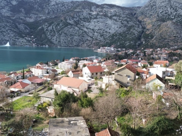 Urbanizovan plac 425 m² sa pogledom na more, 200 m od obale – Risan, Kotor