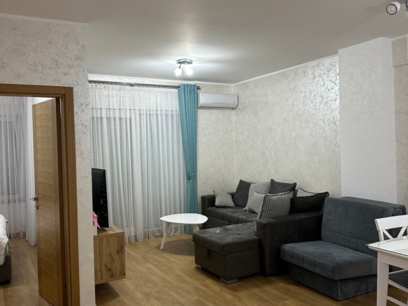 Moderno opremljen jednosoban stan 50m2 sa garažnim mjestom, Budva-Rozino (Na duži period)