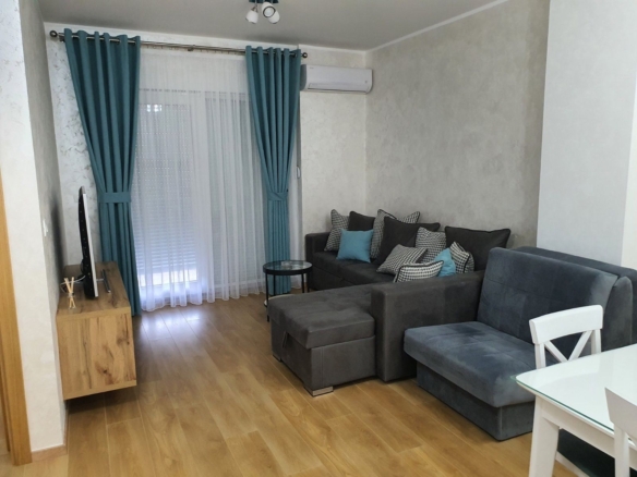 Moderno opremljen jednosoban stan 50m2 sa garažnim mjestom, Budva-Rozino (Na period do 01.06.2027)