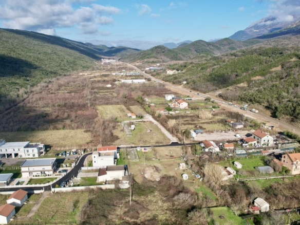Urbanizovano zemljište sa direktnim izlazom na magistralu – 4.400 m², Kovačko polje, Kotor