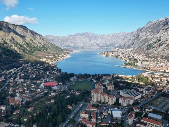 Urbanizovan plac 12.000 m² sa panoramskim pogledom na more, Škaljari, Kotor