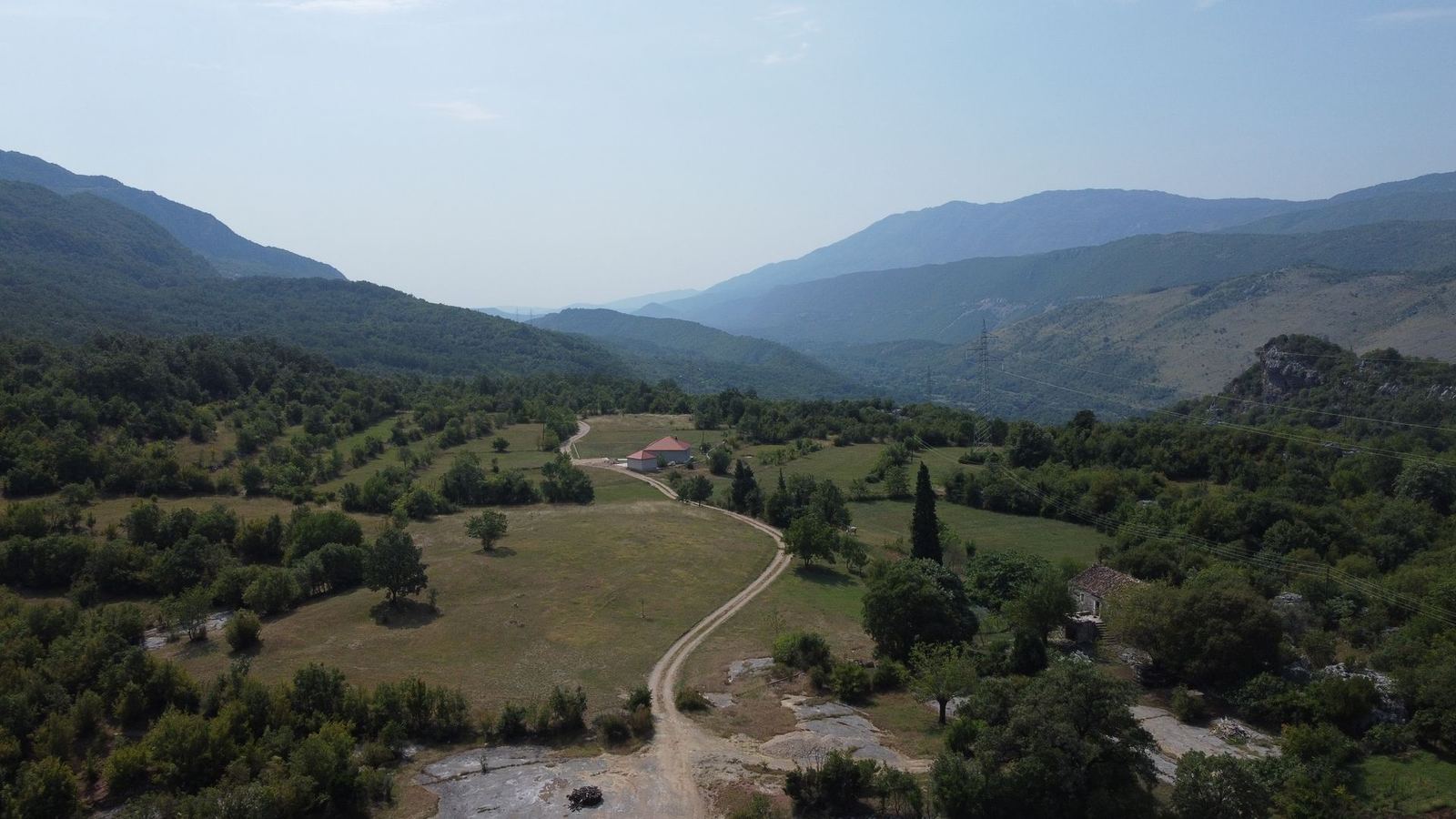 710fe496-5b20-4061-83c7-d0976723e17f Imanje sa kućom i livadama u selu Pločice, Podgorica