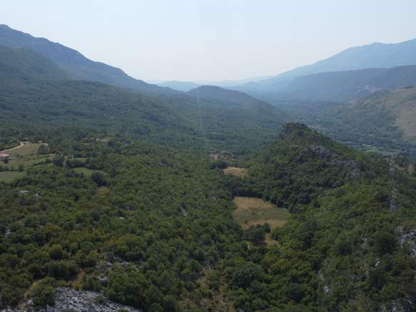Imanje sa kućom i livadama u selu Pločice, Podgorica — fotografija 4