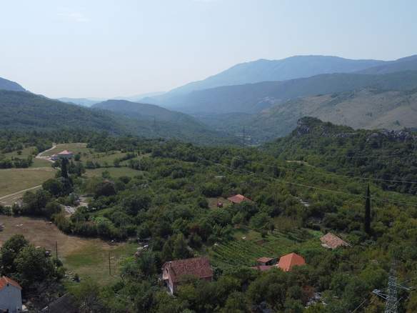 Imanje sa kućom i livadama u selu Pločice, Podgorica — fotografija 5