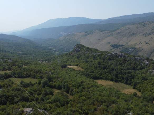 Imanje sa kućom i livadama u selu Pločice, Podgorica — fotografija 6