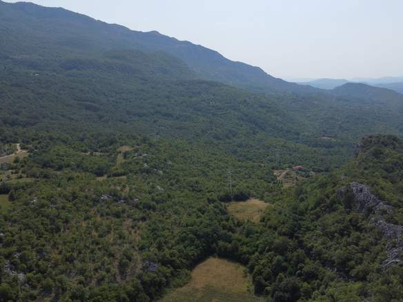Imanje sa kućom i livadama u selu Pločice, Podgorica — fotografija 9