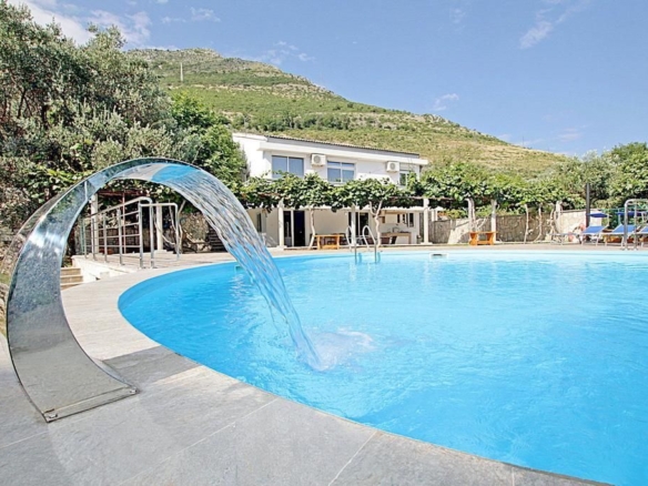 Prodaja luksuzne vile 170 m² sa privatnim bazenom i prelepim dvorištem – Reževići, Budva