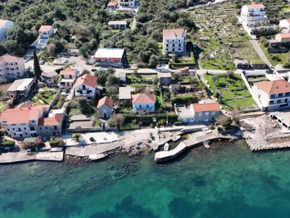 Ekskluzivno zemljište 970 m² na samo 50 metara od mora -Tivat,Krasici