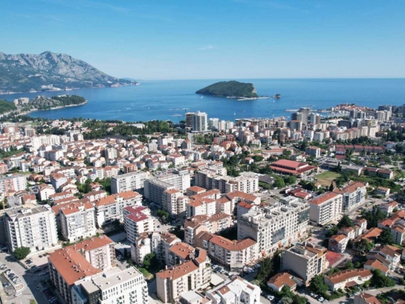 Urbanizovano zemljiste 6.800 m² sa panoramskim pogledom na more i idejnim rešenjem – Dubovica, Budva