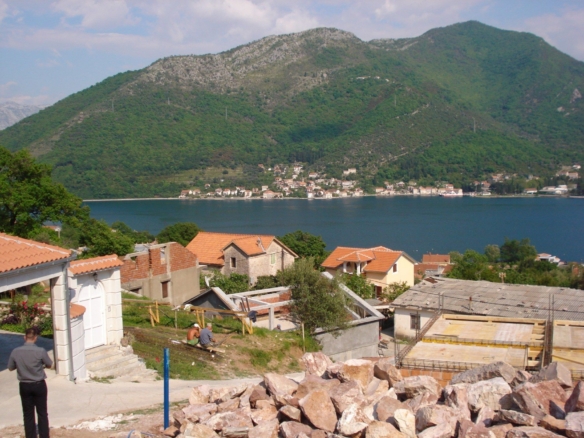 Urbanizovan plac sa pogledom na more, Kamenari, Herceg Novi — fotografija 2