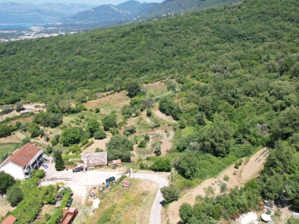 Urbanizovan plac u Radanovićima, Kotor — fotografija 9