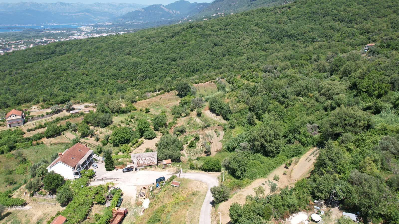 45273cda-275a-461b-8b5e-7dc1132ae47a Urbanizovan plac u Radanovićima, Kotor — fotografija 9