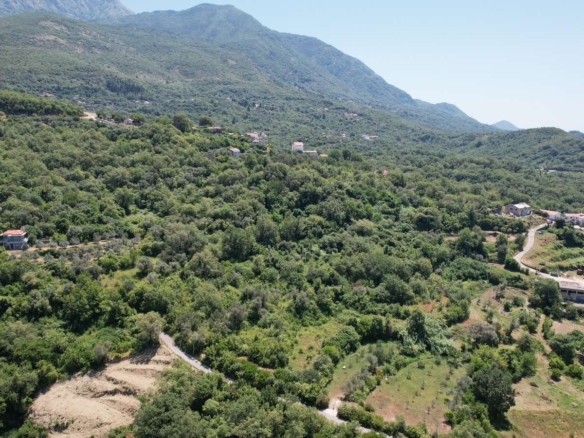 Urbanizovan plac u Radanovićima, Kotor — fotografija 14