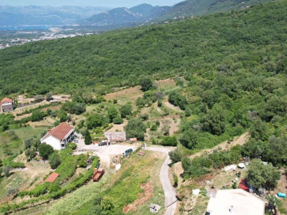 Urbanizovan plac 3000m² sa dozvolom za 4 vile i prirodnim izvorom – Radanovići, Kotor