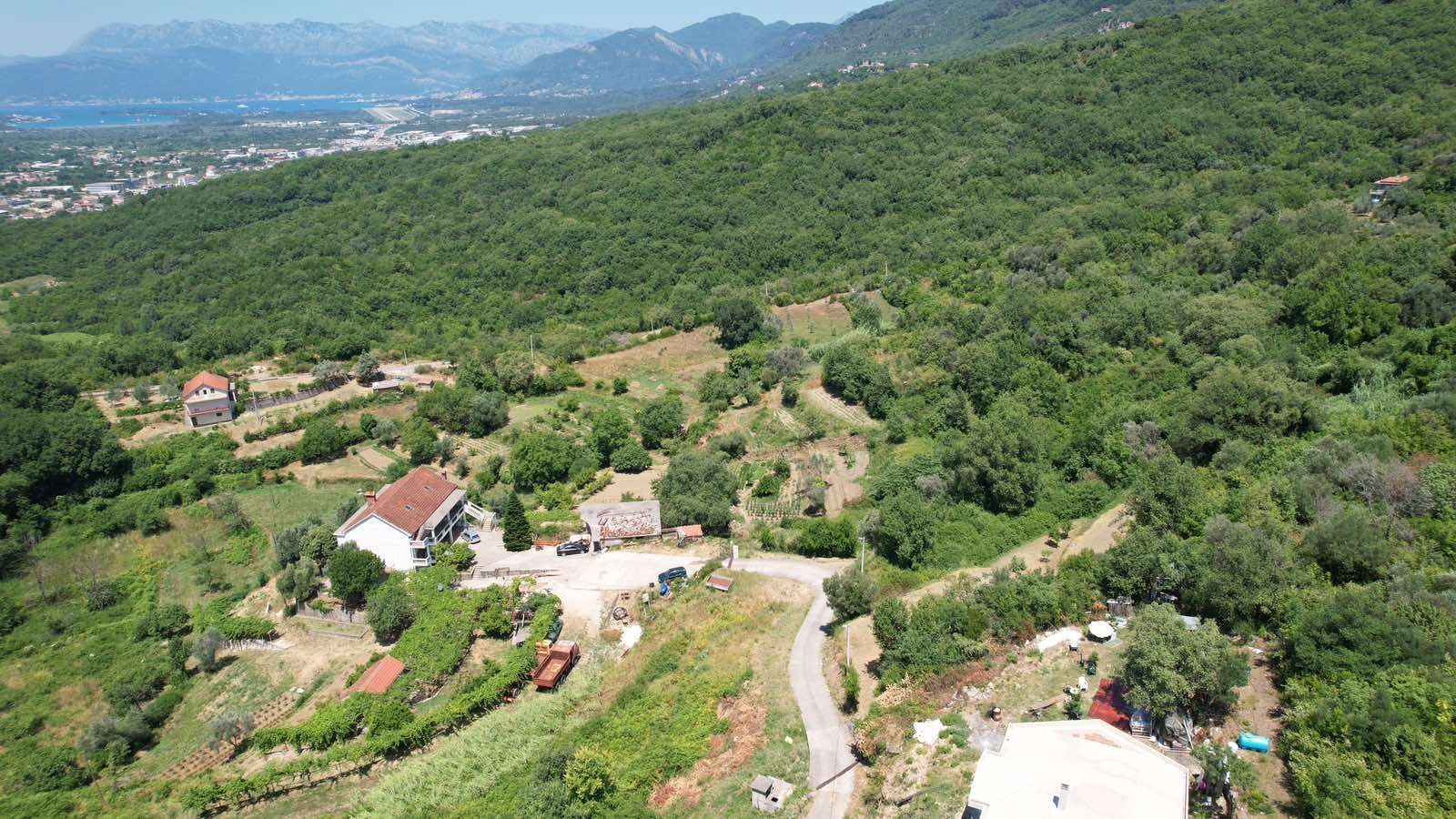 21efee2e-3623-44df-aef0-ecb8032dd14a Urbanizovan plac u Radanovićima, Kotor
