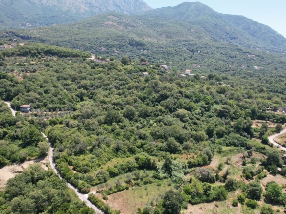 Urbanizovan plac u Radanovićima, Kotor — fotografija 19
