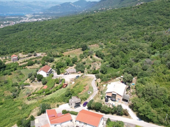 Urbanizovan plac u Radanovićima, Kotor — fotografija 20