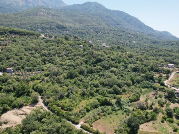 Urbanizovan plac u Radanovićima, Kotor — fotografija 21