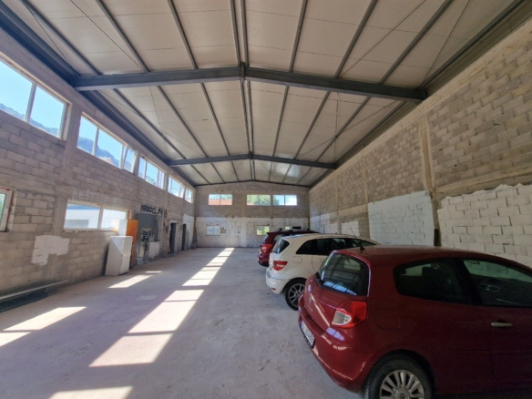 Plac od 1.116 m² sa poslovnom halom 398 m²- Kotor (na duzi period)