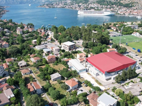 Kuća 120 m² na placu 1.107 m² – Škaljari, Kotor – 350m od mora, mogućnost gradnje zgrade