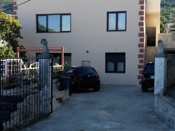 Moderna kuća sa 4 stambene jedinice, ukupno 245 m², sa pogledom na more
