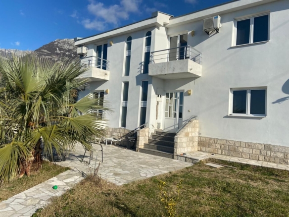 Velika porodična kuća 200 m² sa pogledom na more i grad, plac 1.000 m² – Sutomore