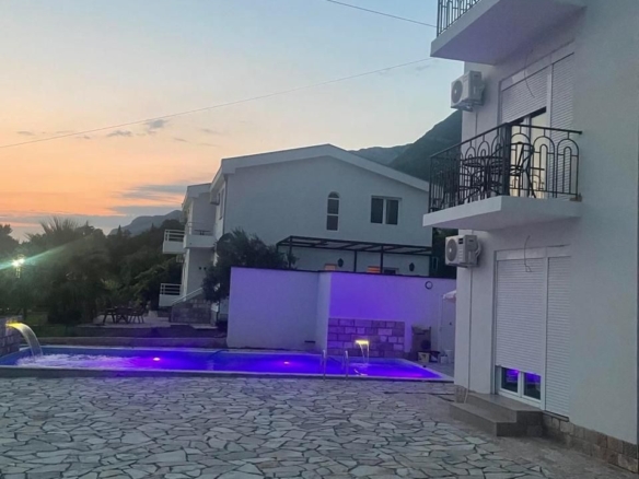 Moderna trospratna kuća 360 m² sa bazenom i panoramskim pogledom – Sutomore