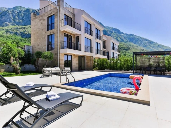 HITNA PRODAJA – Luksuzna townhouse vila 220m² sa bazenom i panoramskim pogledom na more – Reževići, Budvanska rivijera | Mogućnost odloženog plaćanja | Bez plaćanja 3% poreza