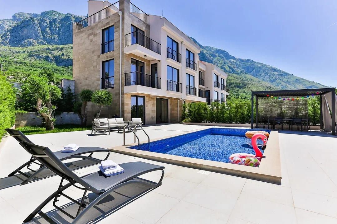 HITNA PRODAJA – Luksuzna townhouse vila 220m² sa bazenom i panoramskim pogledom na more – Reževići, Budvanska rivijera | Mogućnost odloženog plaćanja | Bez plaćanja 3% poreza